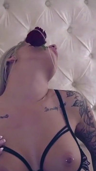 Sanktor tatuerad blond brud med genomborrade bröstvårtor retar