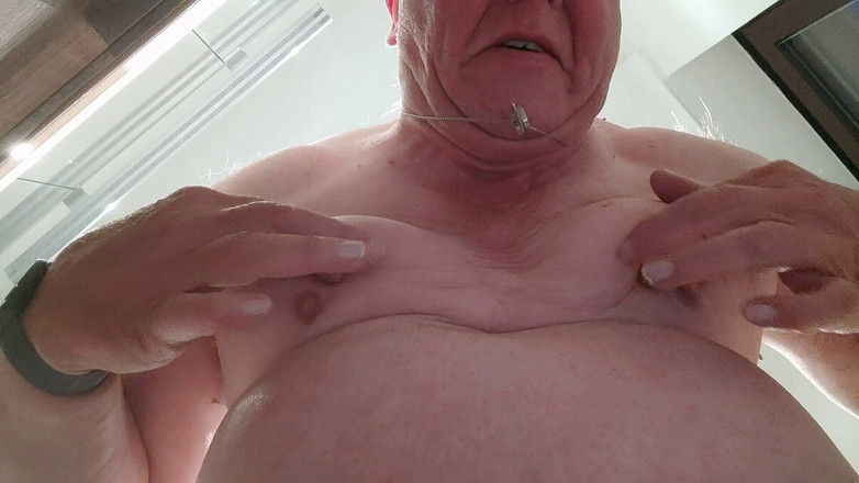 Karlchengeil: Țâțele mele atârnate - văzută de jos