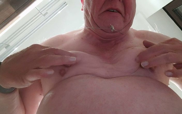 Karlchengeil: Mina bröst hänger - sett underifrån