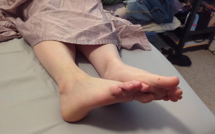 Always Fun No Pants: Hotwifeの足はロックされた寝取られをからかう