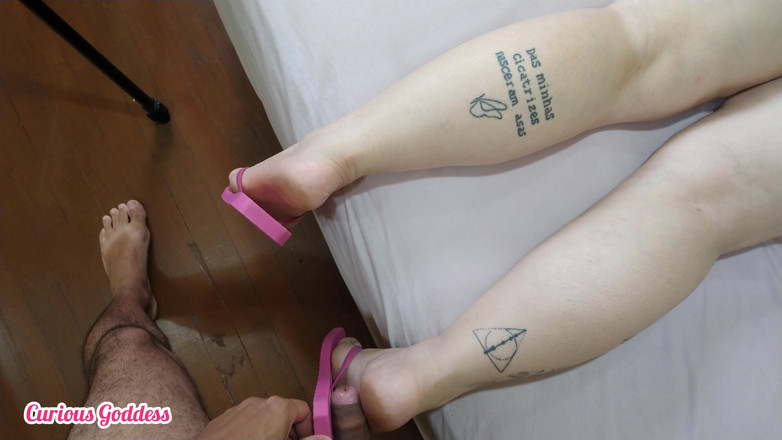 Adrian And Curious: Zvědavá bohyně - sexy MILFka v sandálech Chlupatá kundička malá prsa...