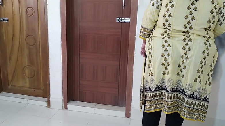 Aria Mia: Ayesha bhabhi menyapu kamarnya, devor datang dan ngentot pantatnya - seks...