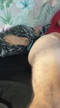 Tüylü Olgun Ayı ve Sperm Yüklemesi Olan Sıcak Flip Flop