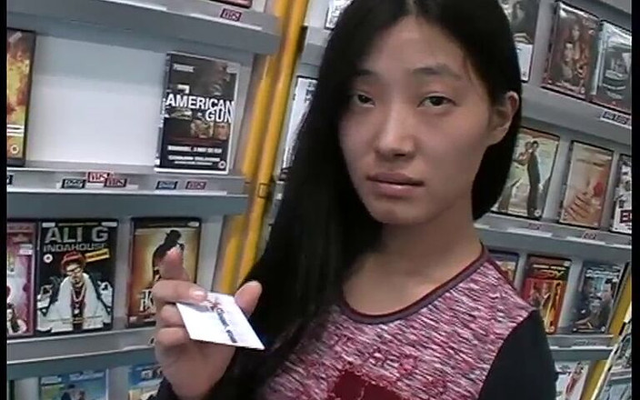 Magmafilm: Vorbind cu o fată drăguță asiatică în magazinul video. Sex. Gata.