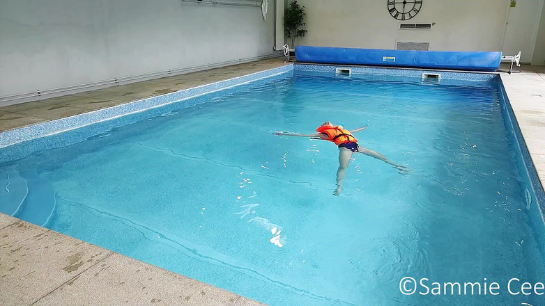 Sammie Cee: Rettungsjacke, badeanzug-pool-entspannung