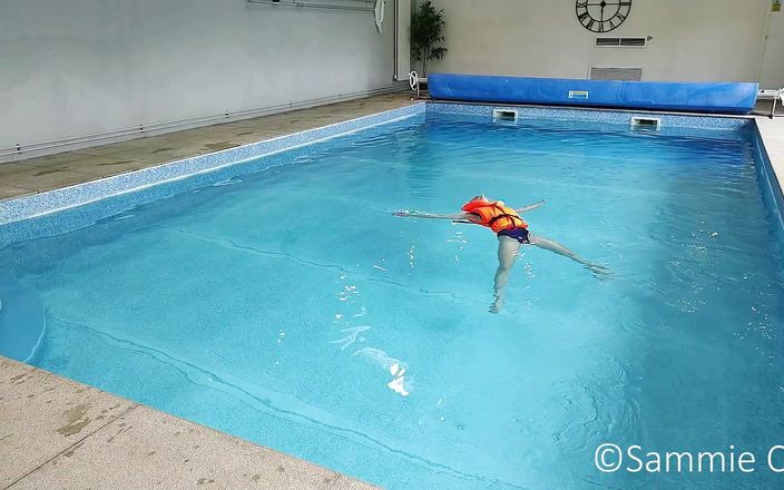 Sammie Cee: Relaxace v plavkách v plavkách u bazénu