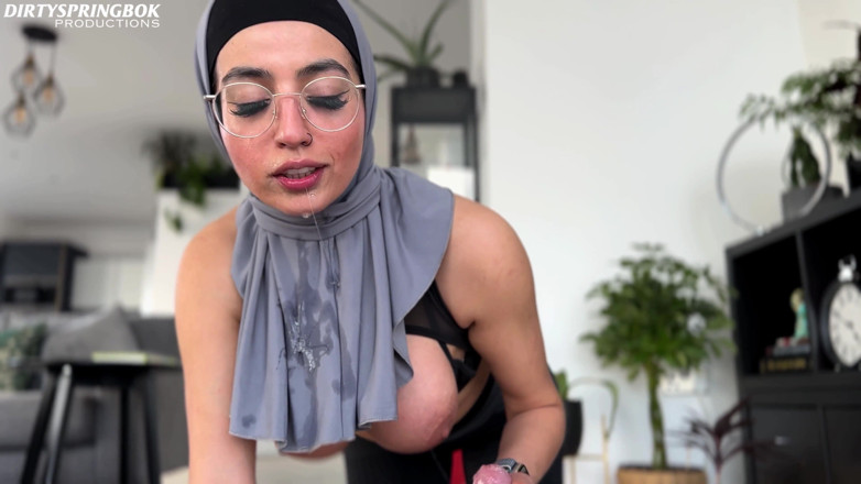 DirtySpringbok: Hijabi Aaliyah Yasin é pega por sua colega de casa e...