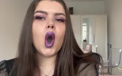 Batom roxo, unhas roxas fumando, gata