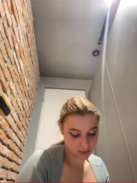 JuiceLussie: Analfick in der toilette. Muschi fingern. eine passantin sah mich...