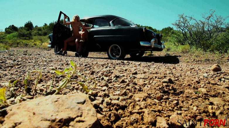 SaintPorn: Monique Alexander are parte de un futai în pizdă într-o mașină musculară...