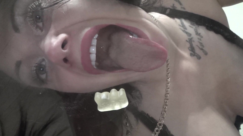 Goddess Misha Goldy: Tiêu thụ gummies từ kính!