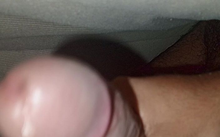Horny Angel: Chowam się pod prześcieradłami, aby się masturbować