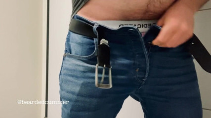 Beardedcummer: Ayah tiri beruang mengambil kencing dalam seluar jeans dan menunjuk-nunjukkan...