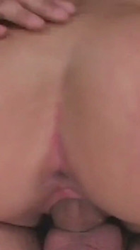 젖탱이 따먹기로 만족하게 만든 후 스프레이 사정 피니셔 치료에 기뻐하는 Sarah