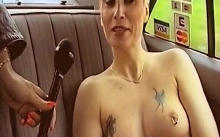 Hardcore German Club: Doamnă agățată din Germania futându-se cu degetul în mașină