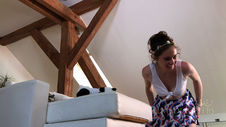 Leon Lambert Girls Twerk Parties CFNM: Lola, fille Instagram, pas de culotte devant un gros ventilateur...
