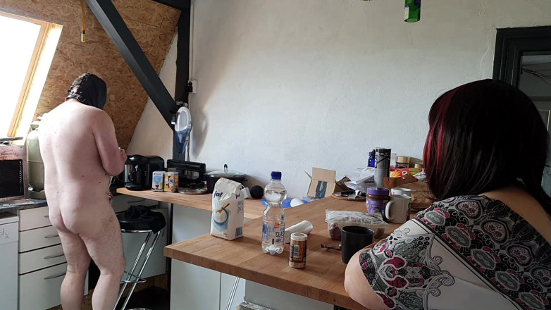 Femdom-Team-German: Pulizia della cucina con i lavori domestici con le uova...