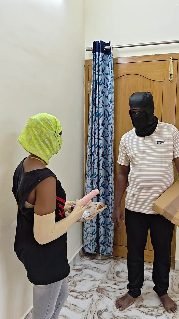 Thesana: Poslíček nečekaně ošuká osamělou dívku