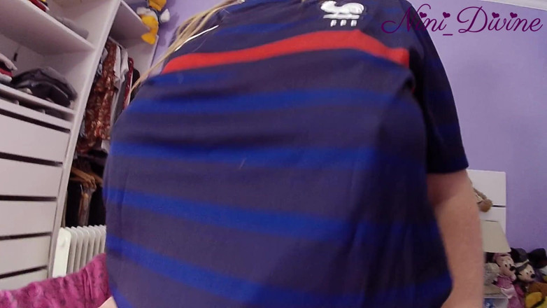 Nini Divine: 私はフランスのサッカーサポーターに会いました。大きな自然な胸とプロの口をしていました。