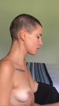 Exclusive Video! Betsy Shaves lagi asik kepalanya
