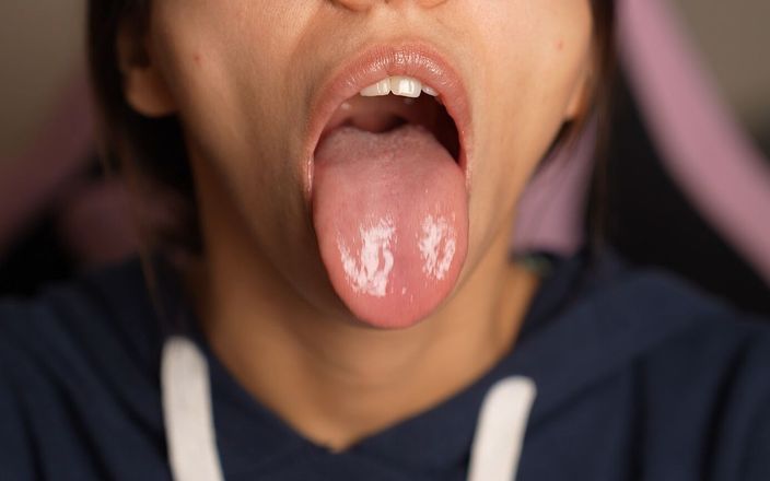 Pantera Nika: Fetish lidah panjang dan fetish uvula