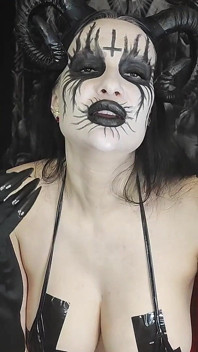 Satanská čarodějnice tě nutí šukat ji a stříkat do její kundičky