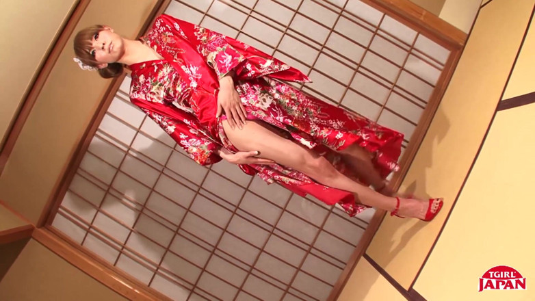 Tgirl Japan: 日本 tgirl lisa 抚摸她坚硬的鸡巴