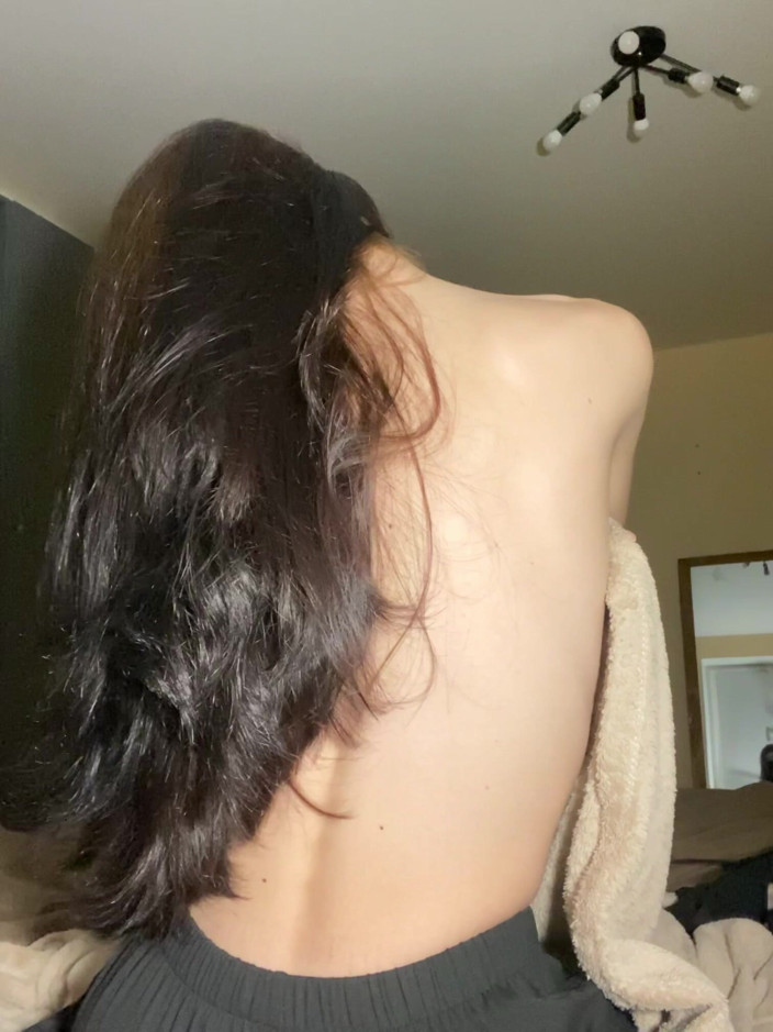 Princess Aisha: Punggung seksi dan rambut panjang