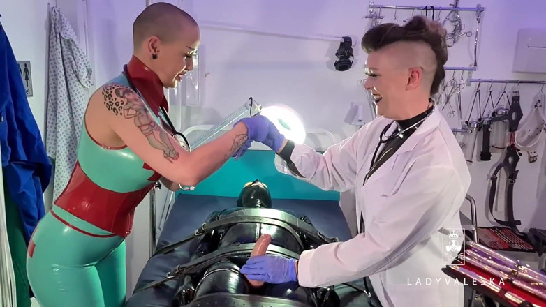 Lady Valeska: Las enfermeras de goma suenan su coño