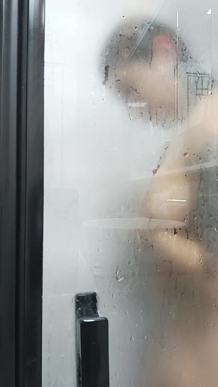Esmer Tarcin: 뜨거운 샤워할 시간이다