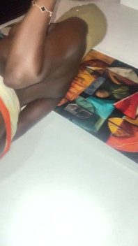 Une Black africaine sexy et mince aux seins huilé danse sexy