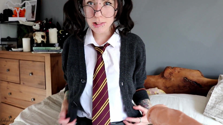 Fetpup: Une fille de Gryffindor suce la bite de son prof