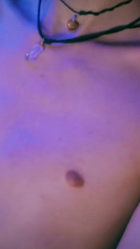 Roztomilý Twink Magic C honí jeho velkého neobřezaného ptáka se spoustou precum a tlustou nálož spermatu