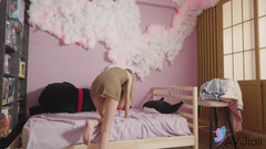 AV Jiali: Возбужденная ботаничка с волшебным контролером трахает горячую сводную сестренку Ли Хитян