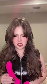 Dommy Stepmommy ดูถูกและทำให้ Submissive อับอาย