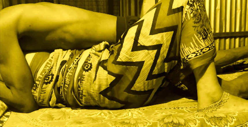Teensex: Chodím do bhabi postele, když je sama ve svém pokoji