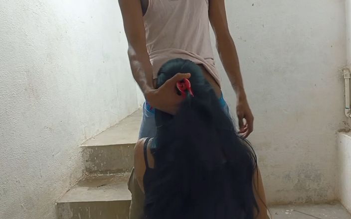Nisha bhabhi ki chudai: La matrigna indiana scopa con il figliastro quando lui va...
