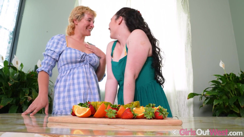 Girls Out West: สาวหีขนดกสีบลอนด์เลียหีแฟนสาวผมสีน้ำตาล ก่อนโดนเลียรูตูดและนิ้วแหย่หี