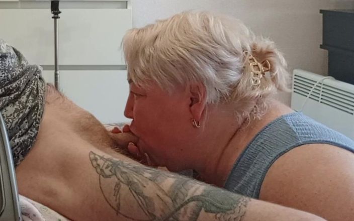 Zona901: Esposa assiste como vizinho chupa meu pau e engole porra