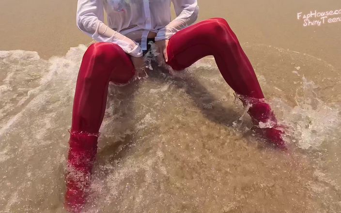 Shiny teens: 859 Błyszczące czerwone pończochy elastanu na plaży 2