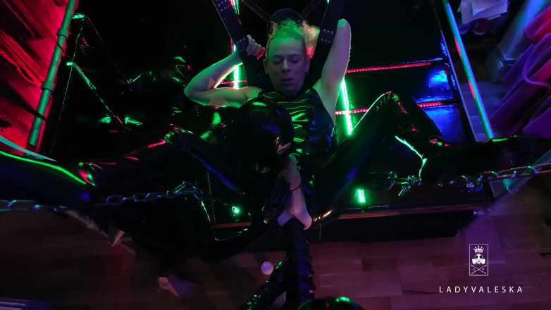 Lady Valeska: Domme cao su dương vật giả khổng lồ và gimp