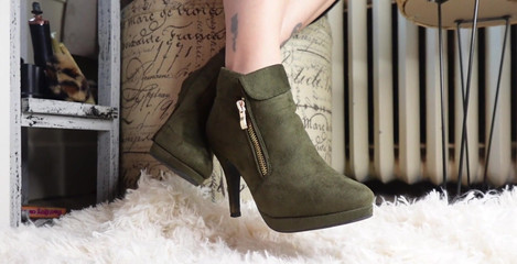 Raven Willow: 我喜欢屁股看起来我娇小的6英尺的方式，你不是。我知道你这样做，你完全沉迷于战利品