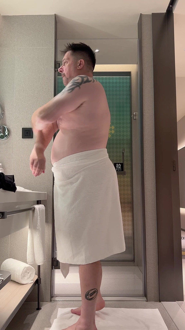 uktattooedchub74: Knubbig kille duschar