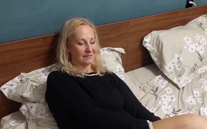 Selena701: Selenas poserande och sexlekar halvklädda