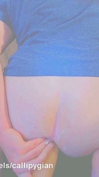 Femboy Neemt Dildo Vuist En Enorme Grote Zwarte Lul Dildo in Zijn Kont