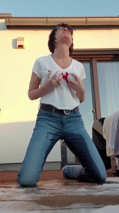 JulieEroticDress: बालकनी पर जींस में धारा निकलना