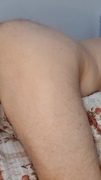 Allargo il buco del culo con un dildo gonfiabile e munge il suo grosso cazzo mentre ha le palle legate