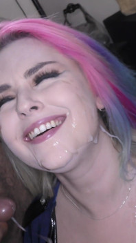 Super Sexy MILFky dostávají výstřik na jejich kulatá prsa