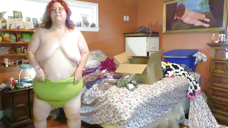 BBW nurse Vicki adventures with friends: Zkoušení nových tělových obleků s šortkami a šaty tak, abys viděla, jak...