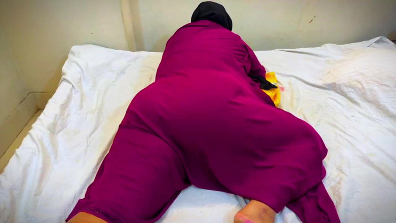 Your Boy's Cum: Người giúp việc nóng bỏng Lebanon nghỉ ngơi trên giường...
